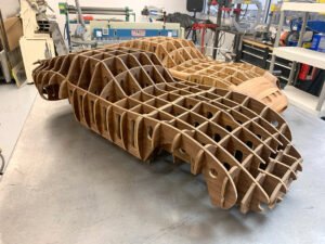 A Arte da Funilaria Automotiva: Restaurando Carros Antigos com Perfeição - Molde da Ferrari 250 GTP - Curso de Funilaria em São Gonçalo